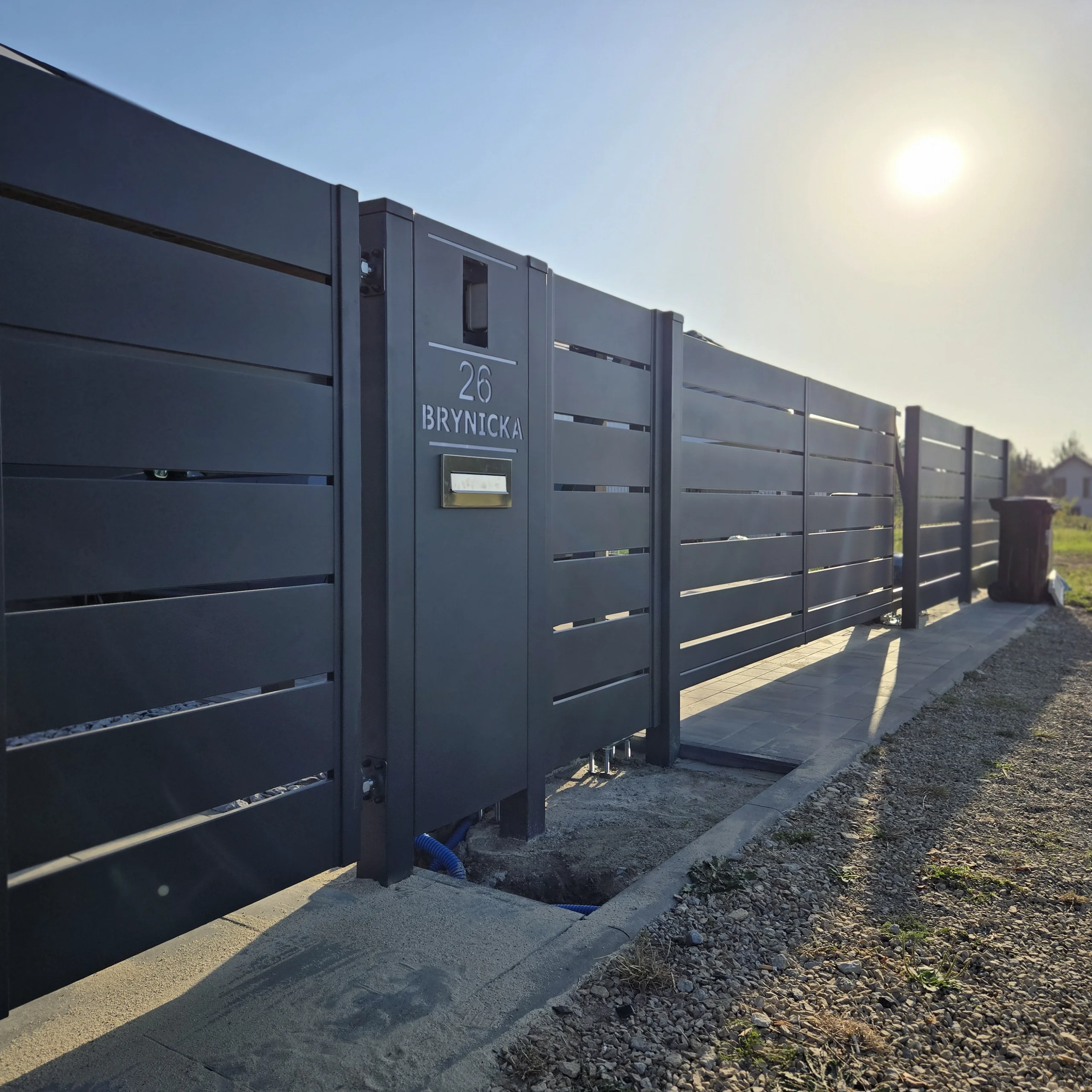 Ogrodzenie żaluzjowe z furtką i skrzynką na listy