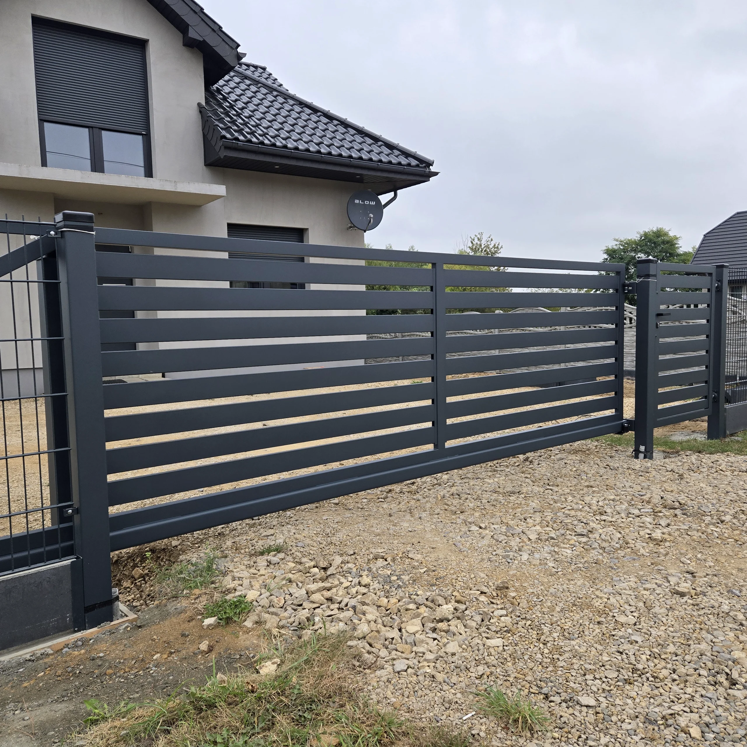Bramy wjazdowe z poziomych aluminiowych przęseł w nowoczesnej stylistyce